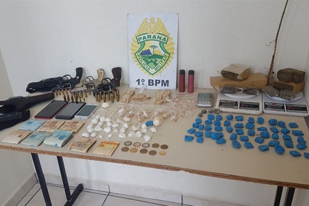 Vídeo: Polícia Militar prende quatro acusados de tráfico de drogas no bairro Borato em PG