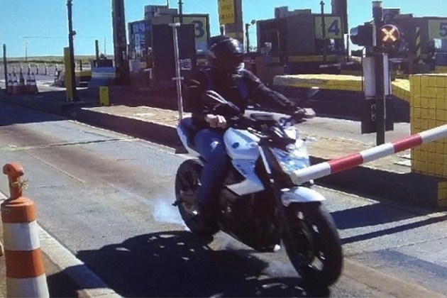 Após ‘furar’ pedágio, motociclista leva prejuízo de R$ 3 mil no Paraná