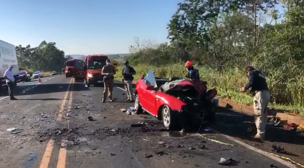 Acidente com dois carros e caminhão deixa dois mortos e dois feridos na BR-376, em Paranavaí