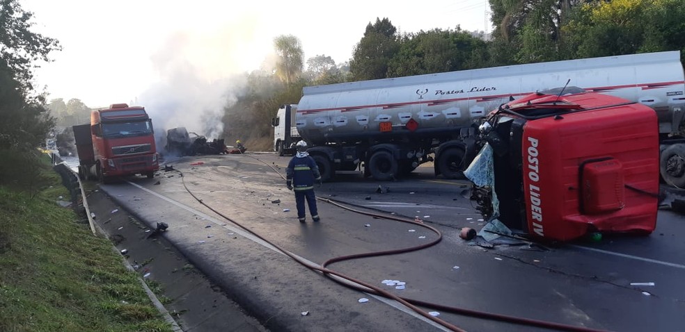 Uma pessoa morre em acidente com cinco caminhões na BR-476, em São Mateus do Sul