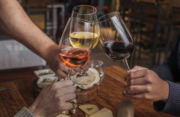 Decreto permite que famílias ocupem a mesma mesa em bares e restaurantes de PG