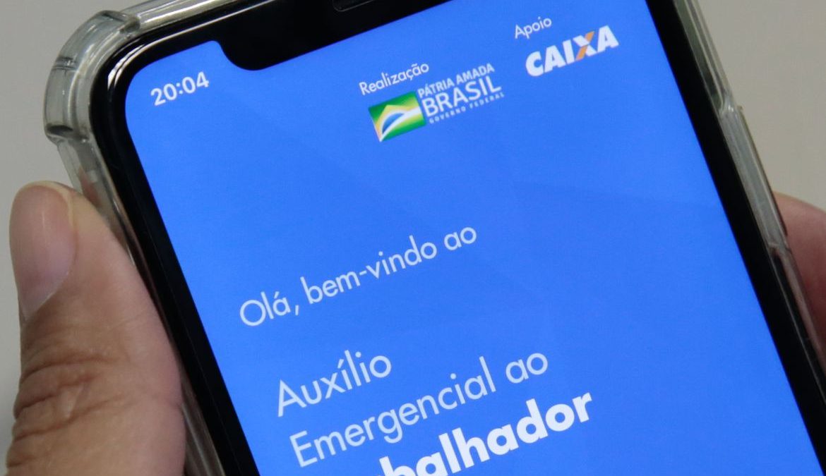 Auxílio emergencial: Bolsonaro sanciona com vetos lei que amplia beneficiários