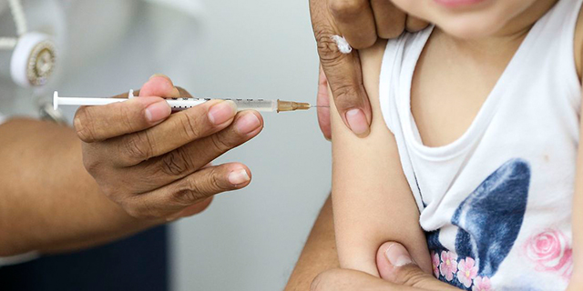 Vacinação contra a gripe de crianças deve ser agendada pelos responsáveis