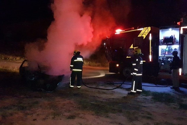 Vídeo: Carro é encontrado em chamas em Ponta Grossa