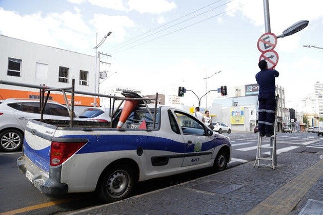 AMTT realiza reforço na revitalização de sinalização de trânsito em Ponta Grossa
