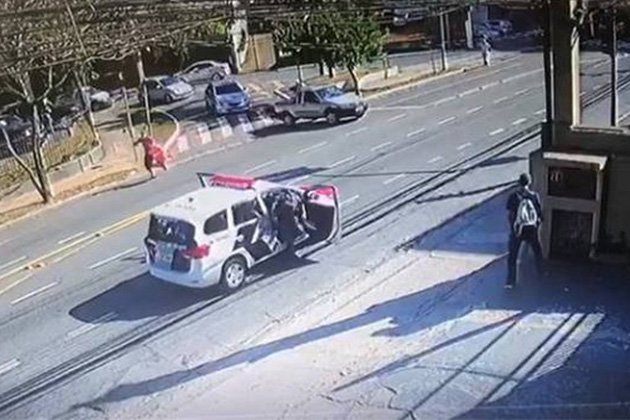 Homem é baleado após roubar R$ 150 mil e atirar contra o carro da Polícia; veja o vídeo