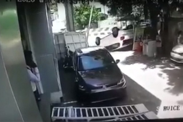 Após comprar carro 0 km, motorista capota na saída da concessionária; veja o vídeo