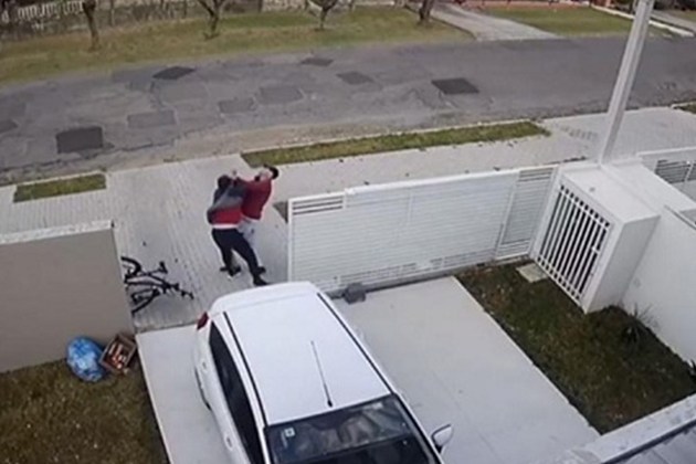 Vídeo: Após assalto, morador reage e dá soco em homem que tentou furtar bicicleta