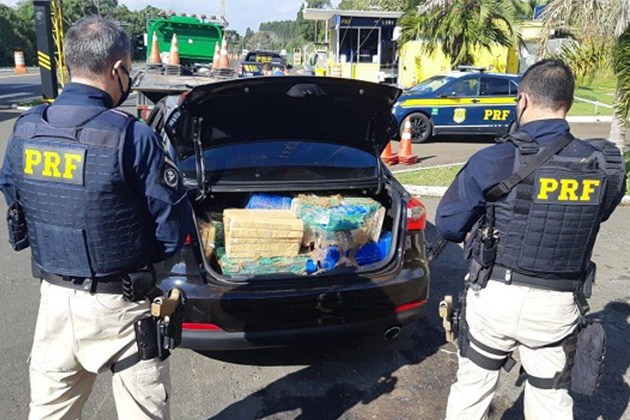 PRF apreende quase 400 quilos de maconha e recupera carro roubado no Paraná