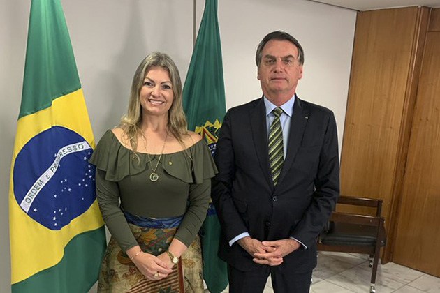 Deputada Aline Sleutjes publica foto com Bolsonaro e diz que está com o sigilo bancário quebrado “sem cometer jamais nenhum crime”