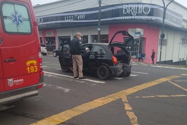 Vídeo: Colisão traseira deixa mulher ferida no Centro de Ponta Grossa