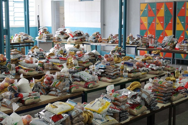 Estudantes do Paraná recebem alimentos da merenda escolar durante a pandemia