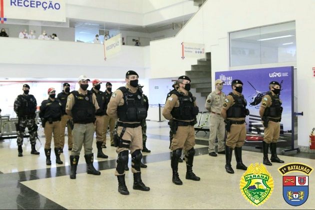 Polícia Militar de Ponta Grossa presta homenagem a profissionais da saúde