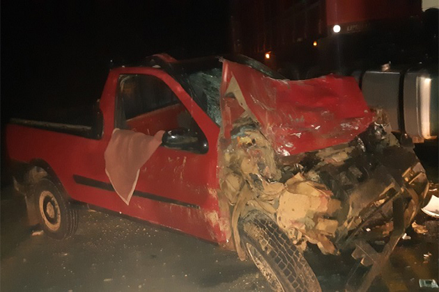 Motorista bate de frente com caminhão e morre em Tibagi