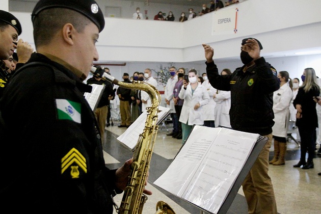 Polícia Militar presta homenagem aos profissionais do Hospital Universitário de PG