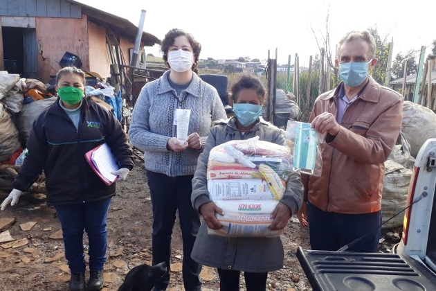 Prefeitura de Guarapuava entrega cestas básicas para coletores de materiais recicláveis