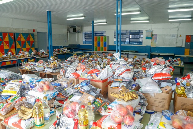 Governo do Paraná repassa 25 mil toneladas de alimentos da merenda escolar para famílias de alunos da rede estadual de ensino