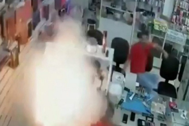 Vídeo: Celular explode dentro de loja em cidade paranaense