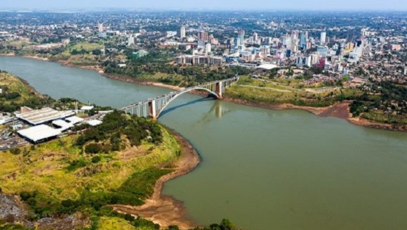 Paraguai libera passagem de pedestres na Ponte da Amizade