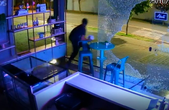 Vídeo: Ladrão atrapalhado ‘dá de cara’ com vidraça durante furto no Paraná