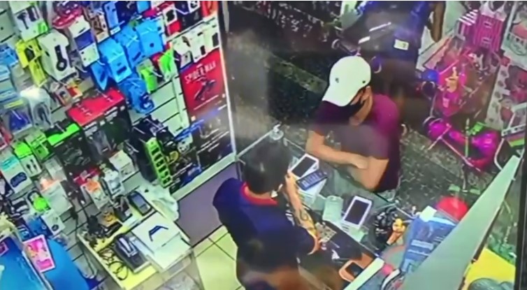 Homem furta dois celulares no Shopping Popular ‘Paraguaizinho’ neste domingo (29)