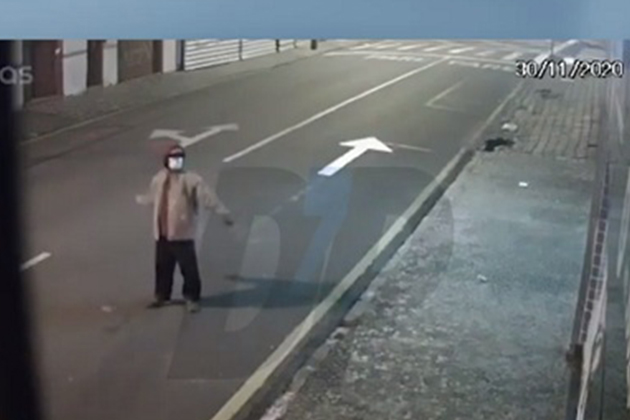 Vídeo: Homem usa estilingue para quebrar vidraça e furta produtos de estabelecimento comercial em PG