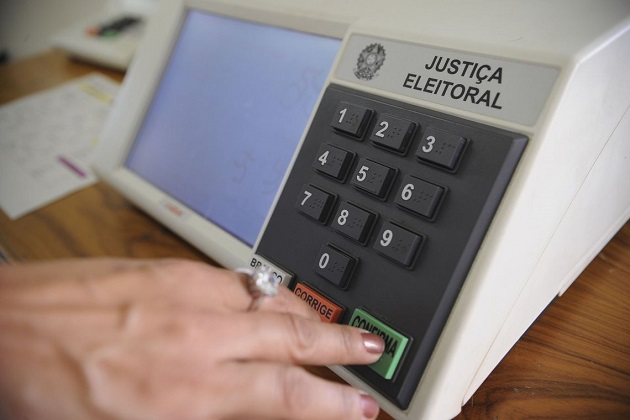 Urna eletrônica reduziu em 82% o número de votos inválidos, indica estudo
