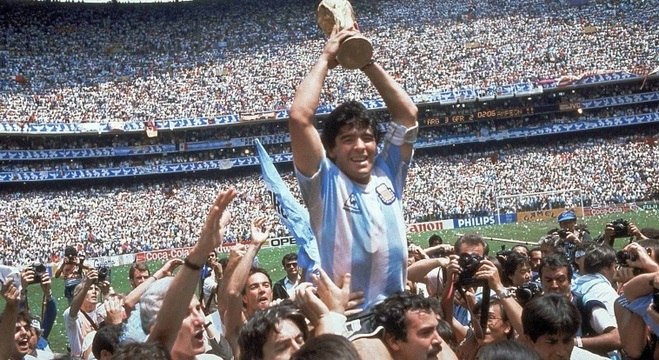 Morre Diego Maradona, ídolo do futebol argentino; afirma jornal Clarín