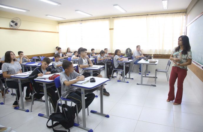 Edital de contratação de professores temporários tem 4 mil inscritos em um dia no Paraná