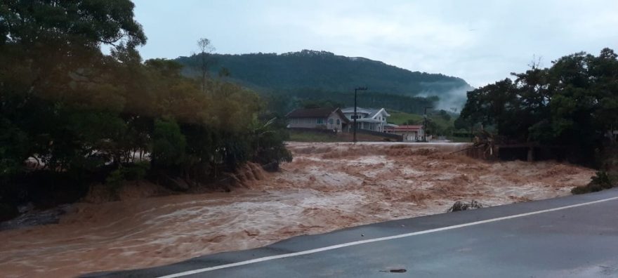Chuva forte deixa sete mortos no Vale do Itajaí, em Santa Catarina