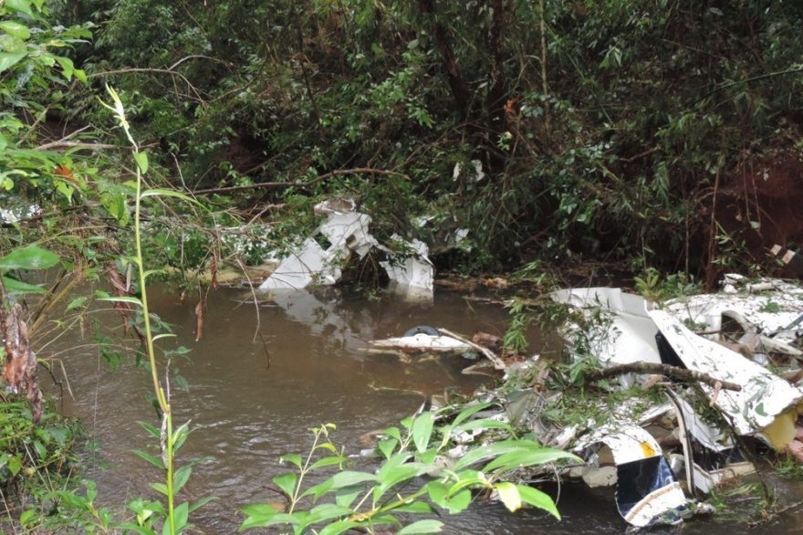 Avião de pequeno porte cai em área rural e deixa mortos no interior do Paraná