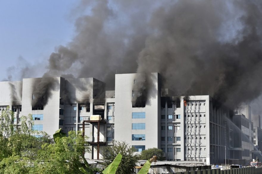 Incêndio na Índia atinge prédio do Instituto Serum, que fabrica vacinas contra COVID-19