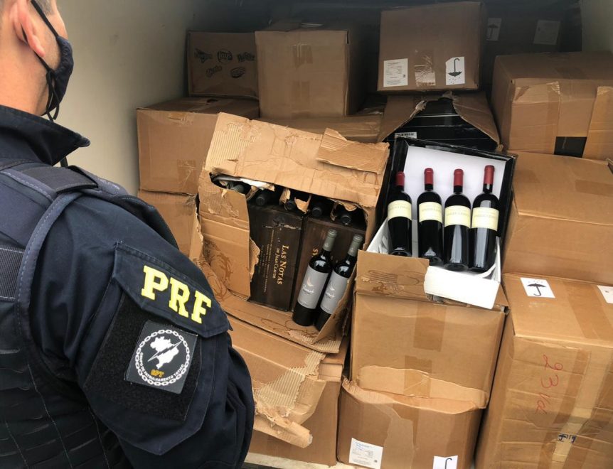 PRF apreende carga com 2 mil garrafas de vinho em Irati