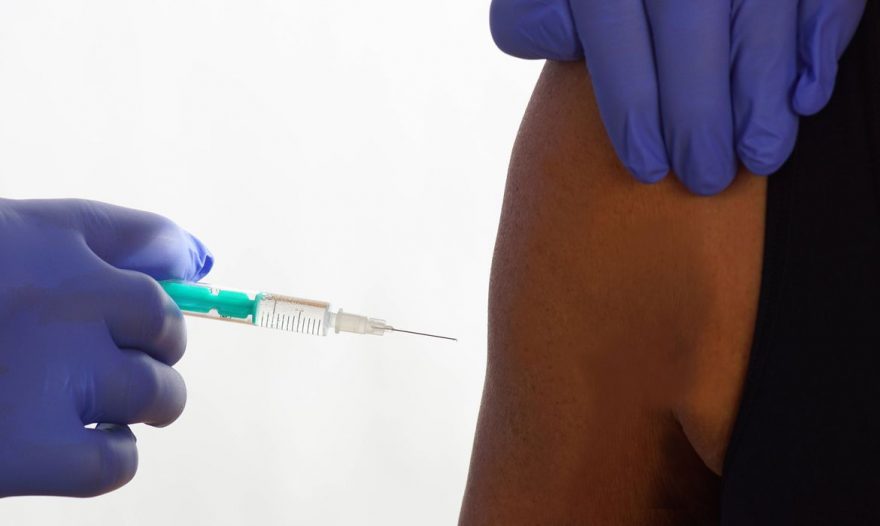 Ministério da Saúde afirma que clínicas particulares deverão seguir plano de vacinação do SUS