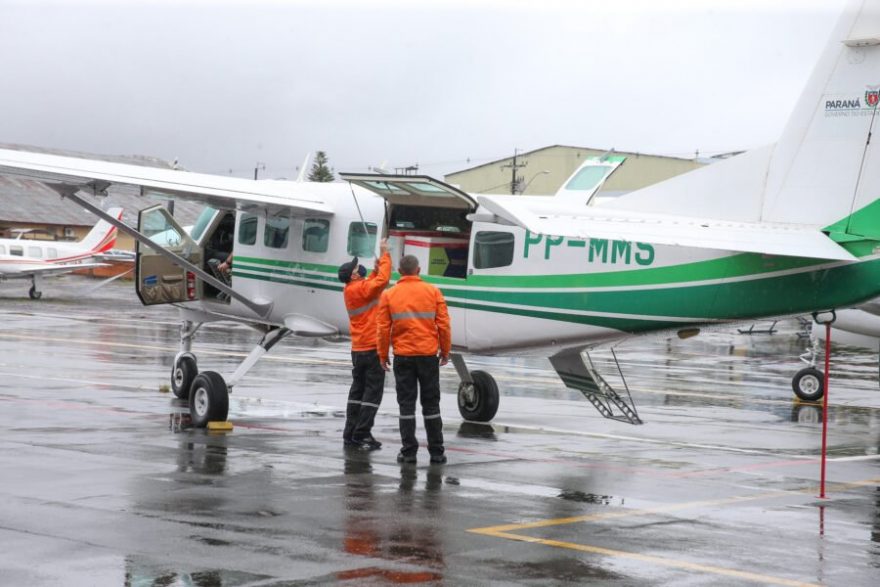 Avião que transportava vacinas contra COVID-19 entra em rota de colisão em Curitiba