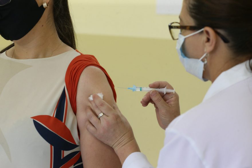 Governo do Paraná recebe três denúncias de ‘fura-filas’ da vacina contra COVID-19 em PG