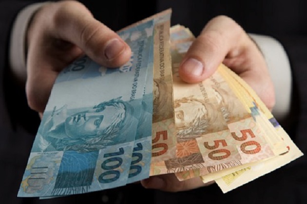 Governo pode antecipar 13º de aposentados e abono salarial para injetar R$ 57 bi na economia