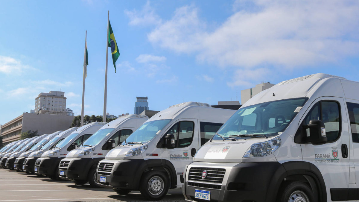 Governo entrega vans para agilizar o transporte de pacientes de 45 municípios
