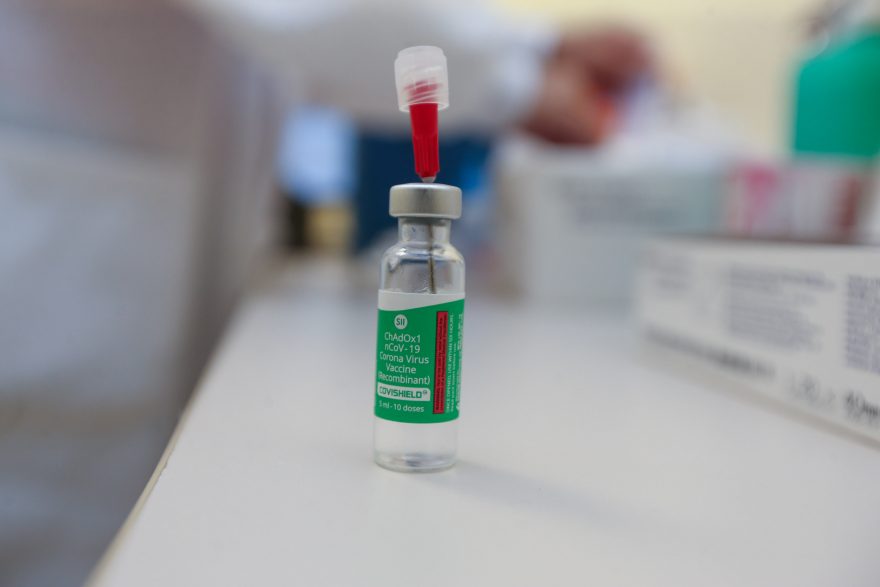 Avião com dois milhões de doses de vacinas contra COVID-19 deve chegar ao Brasil nesta terça (23)
