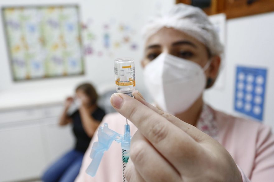 Prefeitura de PG segue com vacinação de idosos acima de 90 anos e trabalhadores de farmácias