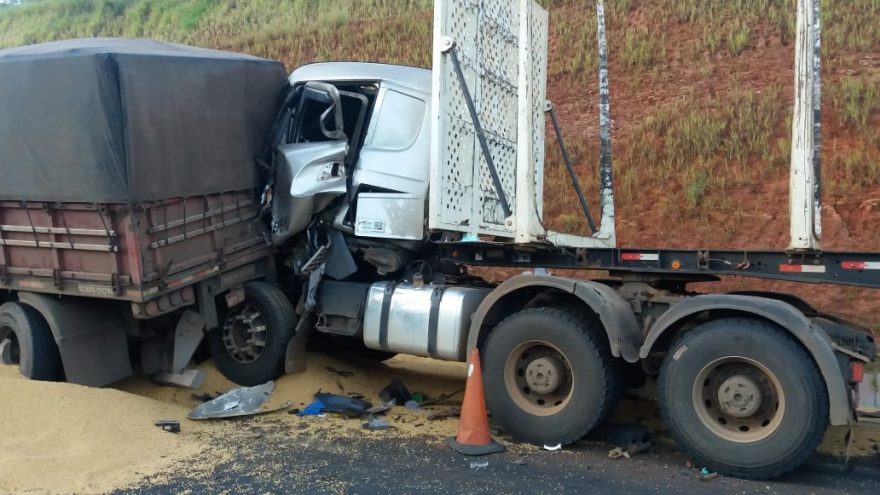 Fotos: Acidente entre caminhões deixa motorista preso nas ferragens por duas horas na BR-376
