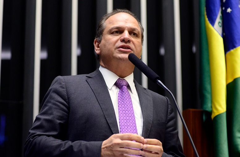 Artigo: Deputado Ricardo Barros, líder do governo, convenceu Bolsonaro que, se ele não mudar a postura em relação a pandemia, a popularidade vai continuar despencando