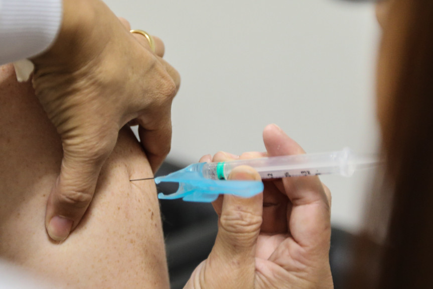 Ministério Público recomenda afastamento do secretário de Saúde que furou a fila de vacinação no PR