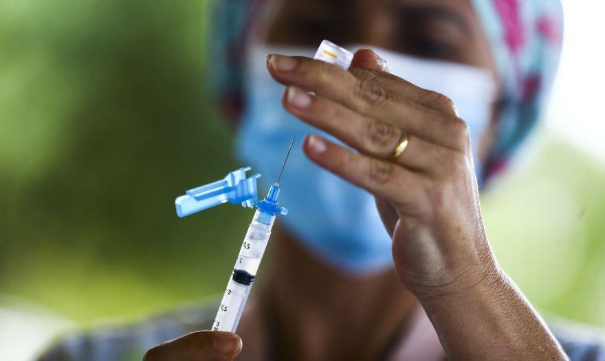 Covax deve entregar 237 milhões de doses de vacinas a 142 países até maio