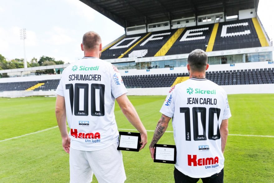 Jean Carlo e Schumacher recebem camisas comemorativas e placas pela marca de 100 jogos no Operário