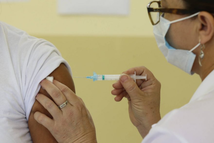 Mais de 16 mil pessoas tomaram doses trocadas de vacina contra COVID, diz jornal