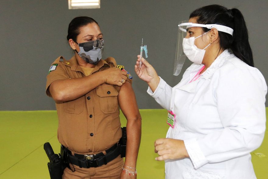 Mais de 900 profissionais da segurança pública já foram imunizados no Paraná