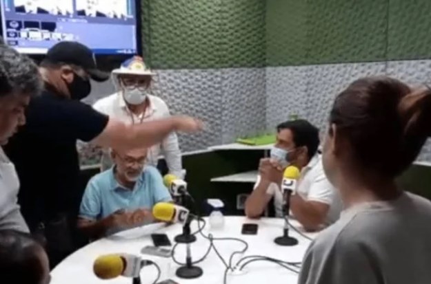 Vídeo: Homens invadem estúdio e ameaçam radialista que criticou Bolsonaro
