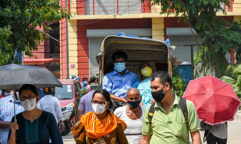 Índia tem 368 mil casos de COVID em 24 horas, mais de uma Ponta Grossa inteira