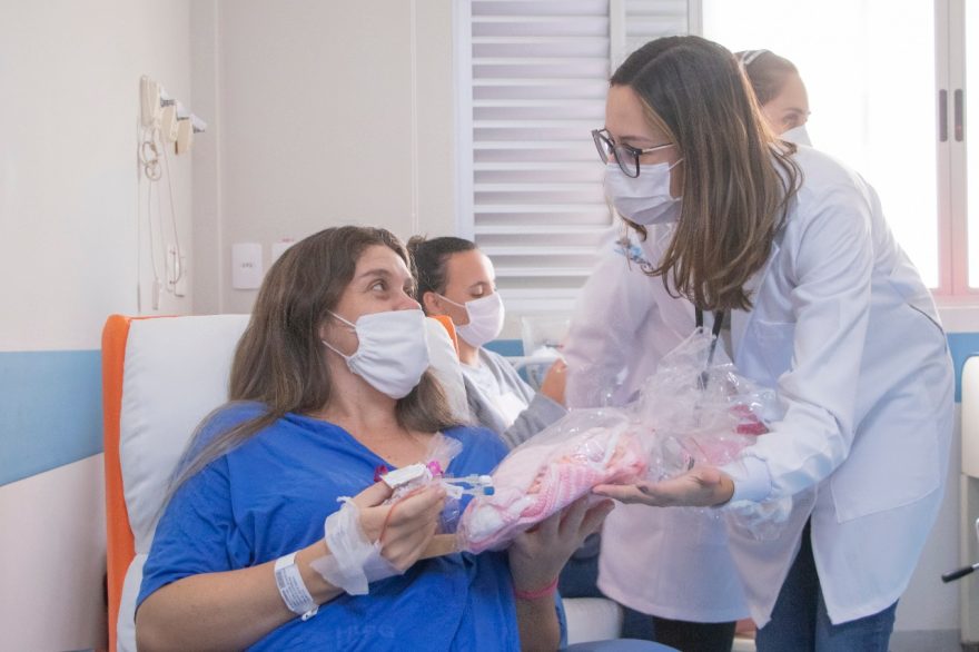 Fotos: Mães são presenteadas no Hospital Universitário Materno-Infantil